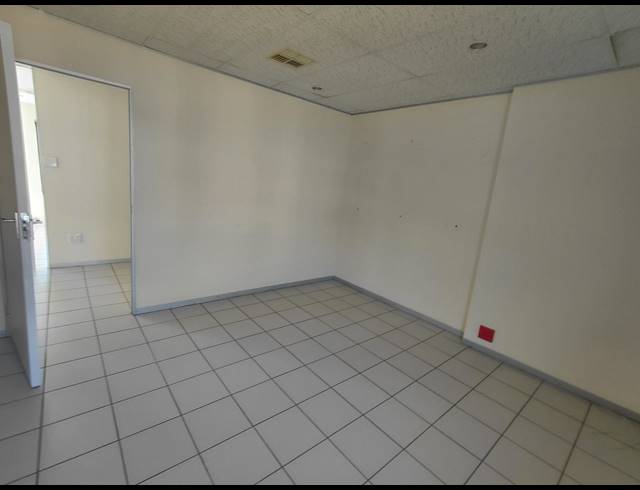 99M² OFFICE TO LET IN FOURWAYS